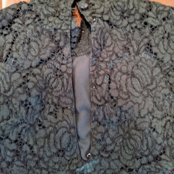 Like New Dark Green Lace Top - Picture 4 of 4